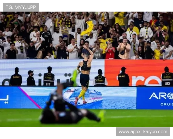 C罗点射破门,国家队生涯进球数逼近150球