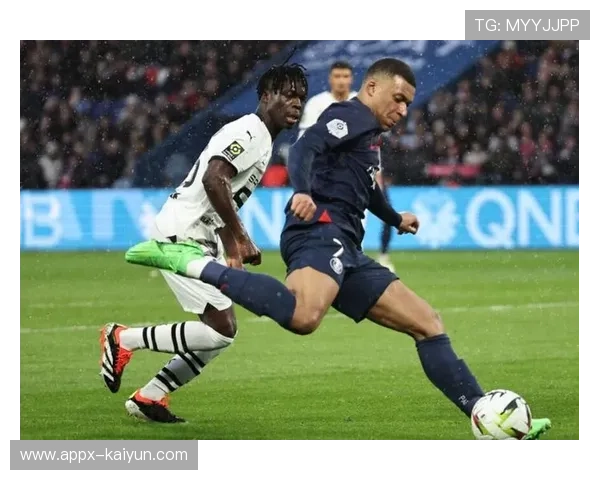 伊兰点球绝平瞬间点燃巴黎FC主场