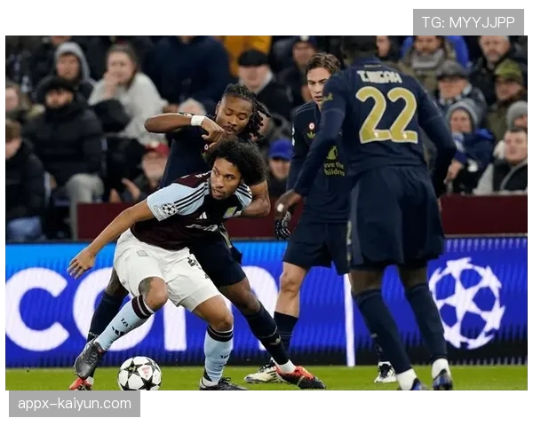 特写镜头捕捉：场边维拉主帅埃梅里对一次越位判罚的激烈反应